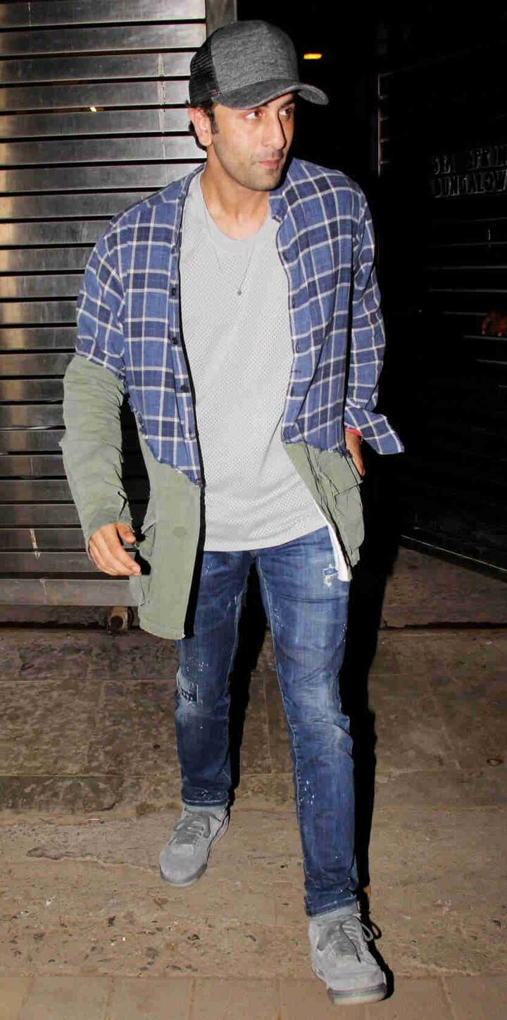 આમ તો આ પાર્ટીમાં શાહરૂખ ખાન, કરણ જોહર, અયાન મુખર્જી, ફરહાન અખ્તર અને આરતી શેટ્ટી પણ હાજર હતા પણ રણબીર અને આલિયા પાર્ટીમાંથી જલ્દી નીકળી ગયા હતા.