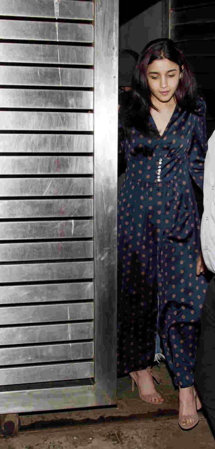 ઉલ્લેખનીય છે કે, ઝોયા અખ્તરની ફિલ્મ 'ગલી બૉય'માં આલિયા ભટ્ટ જોવા મળશે, આ ફિલ્મનું શૂટિંગ હાલમાં જ પુરુ થયું છે. આ ફિલ્મનું શૂટિંગ પુરુ થવાની ખુશીમાં આ પાર્ટી રાખવામાં આવી હતી.