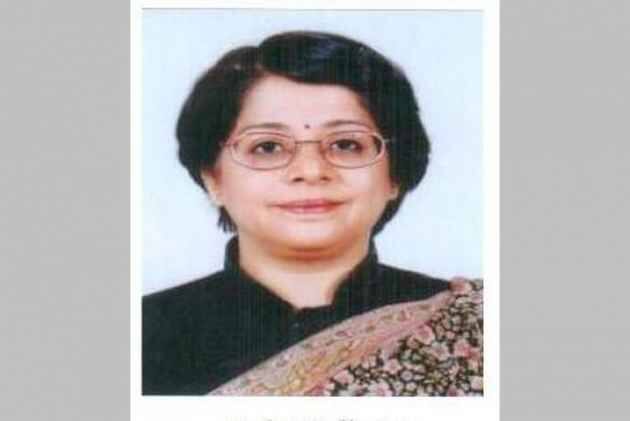 ઉપરાંત સુપ્રીમ કોર્ટના કોલેજિયમે ઇન્દુ મલ્હોત્રાને સુપ્રીમ કોર્ટના જજ બનાવવાને મંજૂરી આપી દીધી છે. કોલેજિયમે ઇન્દુ મલ્હોત્રા ઉપરાંત કુલ 12 નામોને મંજૂરી આપી છે જેમાં ગુજરાતના પાંચ નામ પણ સામેલ છે.