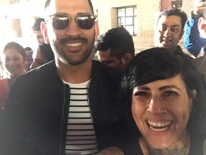 મુંબઇઃ ચેન્નઇ સુપરકિંગ્સના કેપ્ટન મહેન્દ્રસિંહ ધોની ઇન્ડિયન પ્રિમિયર લીગની 11મી સીઝનમાં નવી હેરસ્ટાઇલમાં જોવા મળ્યો હતો. તેની હેરસ્ટાઇલિસ્ટ સપના ભવનાનીએ ધોનીના નવા લૂકમાં એક તસવીર પોસ્ટ કરી હતી અને લખ્યું હતું કે, “It’s not a Mohawk. It’s called the Viking! 