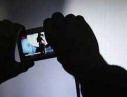 ડૉક્ટરને ફ્લેટમાં બોલાવી કેફી પીણું પીવડાવી નગ્ન વીડિયો બનાવ્યા અને યુવતીએ બાદમાં....