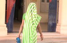 બનાસકાંઠાઃ \'PSI-બે કોન્સ્ટેબલે ગાલ પર કિસ કરી ને નીચે પાડી દઈ સંબંધ બાંધવા પ્રયાસ કર્યો\'