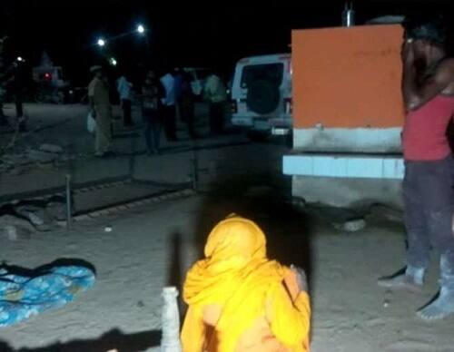 આ દરમિયાનમાં બૂમાબૂમ થતાં પડોશમાંથી પ્રવિણભાઇ ચીમનાજી ભીલ, અમરતભાઇ ડાહ્યાજી ભીલ, પ્રકાશભાઇ જગદીશભાઇ ભીલ, પ્રકાશ શીવાજી ભીલ વગેરે દોડી આવ્યા હતા. તેમને પણ ટોળાંએ માર મારી ઇજાઓ પહોંચાડી હતી. ઘરની મહિલાઓને પણ માર મારી ઇજાઓ કરી હતી.