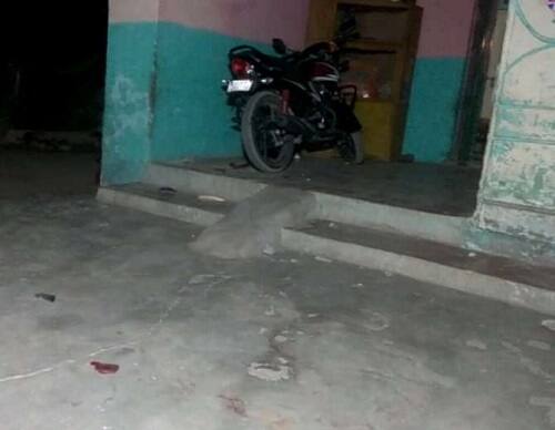 અડધો કલાક સુધી ટોળાએ આતંક મચાવી પથ્થરો અને ઇંટ માર્યા હતા અને રિક્ષા તથા બાઇક તોડી નાખ્યા હતા તથા પડોશમાં રહેતા રમેશજી શીવાજીનું છાપરું તોડી નાખી વરજુબેન ભોમાજીનો ગલ્લો ઉંધો પાડી તોડી નાખ્યો હતો. આ અંગે પોલીસને જાણ કરવામાં આવતા બી-ડીવીઝન પોલીસ ઘટના સ્થળે દોડી આવી હતી અને ટોળું નાસી ગયું હતું.