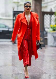 રેડ ડ્રેસ પહેરીને બોલિવૂડની કઈ અભિનેત્રી ન્યૂયોર્કની ગલીઓમાં આટાં-ફેરાં કરી રહી છે, જાણો વિગત