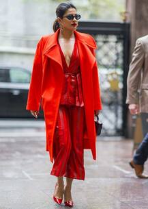 રેડ ડ્રેસ પહેરીને બોલિવૂડની કઈ અભિનેત્રી ન્યૂયોર્કની ગલીઓમાં આટાં-ફેરાં કરી રહી છે, જાણો વિગત