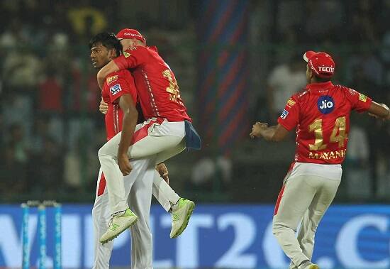 તેના જવાબમાં કિંગ્સ ઈલેવની ઇનિંગ 19.2 ઓવરમાં 119 રનમાં આખી ટીમ ઓલ આઉટ થઈ ગઈ હતી. રાશિદ ખાને 19 રનમાં 3 વિકેટ લીધી હતી. સંદીપ શર્મા, બંસીલ થંપી અને શાકિબ અલ હસને 2-2 વિકેટ લીધી હતી.