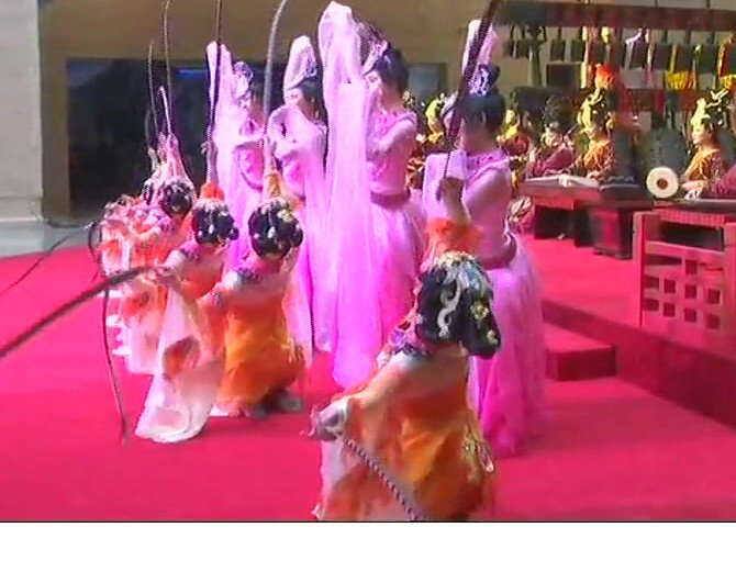 ચીનમાં ભારતના રક્ષા સલાહકાર રહી ચૂકેલા લેફ્ટિનેન્ટ જનરલ એસએલ નરસિમ્હને કહ્યું છે કે, મોદી એવા પહેલાં વડાપ્રધાન છે જેમના માટે ચીનના રાષ્ટ્રપતિ શી જિનપિંગે અનૌપચારિક શિખર બેઠક રાખી છે. પ્રોટોકોલ પર ખૂબ ધ્યાન આપનાર ચીન રાજકારણમાં આ બહુ મોટો અપવાદ છે.