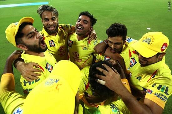 ત્યારબાદ ચોથા બોલમાં ધોનીએ પોતાની આગવી સ્ટાઇલથી સિક્સ ફટકારીને મેચને ચેન્નઈ સુપરકિંગ્સના નામે કરી હતી. 