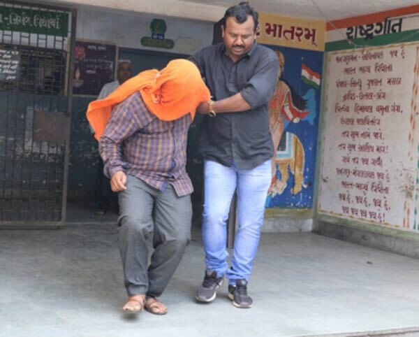 શાહપુરમાં સરકારી શાળામાં ધોરણ-3માં અભ્યાસ કરતી 8 વર્ષની સગીરા પર શારીરિક છેડછાડના આરોપ સાથે શાળાના આચાર્ય સુનિલ ડામોર સામે સગીરાના દાદીએ ફરિયાદ નોંધાવી હતી. આ કેસમાં કોર્ટે આરોપીના નાર્કો ટેસ્ટ, લાઈ ડિટેક્શન ટેસ્ટ અને બ્રેઇન મેપિંગ ટેસ્ટ કરાવવાનો આદેશ આપ્યો હતો. જેમાં આરોપી નિર્દોષ હોવાનું સામે આવતાં કોર્ટે ફરિયાદી અને પીડિતાના ટેસ્ટ કરાવવાનો હુકમ કર્યો છે.