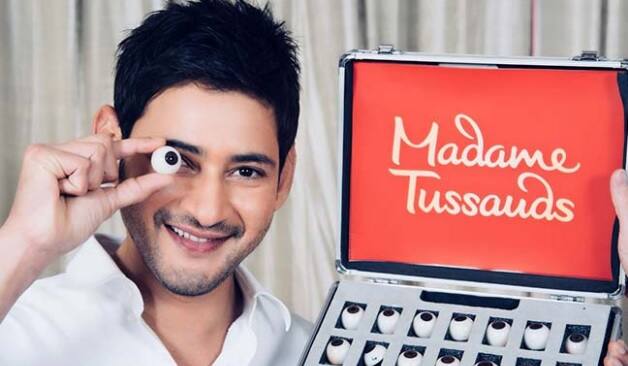  નવી દિલ્લી: તેલુગુ સુપરસ્ટાર અને બાહુબલી ફેમ પ્રભાસ બાદ વધુ એક સુપરસ્ટારની મેડમ તુસાદ મ્યૂઝિયમમા એન્ટ્રી થશે. તેલુગુ સ્પુરસ્ટાર મહેશબાબૂની મીણની પ્રતિમા મેડમ તુસાદમાં લગાવવામાં આવશે. હાલમાં જ અભિનેતાની સુપર હિટ ફિલ્મ ભારત અને નેનુની સફળતા બાદ મેડમ તુસાદમાં હવે તેની એન્ટ્રી થઈ છે. મહેશ બાબૂએ ટ્વિટ કરીને લખ્યું, મેડમ તુસાદનો ભાગ બની ખૂબ જ ખુશ છું. ટીમના તમામ સદસ્યોનો ઝીણવટભર્યું ધ્યાન રાખવા બદલ આભાર માન્યો. હાલમાં જ મેડમ તુસાદમાં એન્ટ્રી કરનારા કરન જોહર ભારતના પ્રથમ ફિલ્મમેકર બન્યા છે.