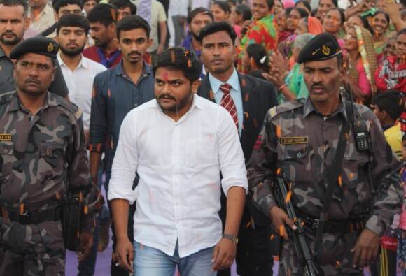  કેંદ્ર સરકારે પાટીદાર નેતા હાર્દિક પટેલને આપેલી વાઈ પ્લસ સુરક્ષા પાછી લીધી છે. કેંદ્રએ આ નિર્ણય સુરક્ષા મુલ્યાંકન બાદ કર્યો છે. જીવનું જોખમ હોવાના કારણે નવેમ્બર 2017માં હાર્દિક પટેલને વાઈ પ્લસ સુરક્ષા આપવામાં આવી હતી. સુરક્ષા પાછી ખેંચવામાં આવતા હાર્દિકે ટ્વિટ કરતા કહ્યું તેની હત્યા કરવાનો પ્લાન છે અથવા તેને જેલમાં મોકલવાની તૈયારી. કર્મ કરૂ છું ફળ સારૂ હશે કે ખરાબ મળવાનું તો મને જ છે. 