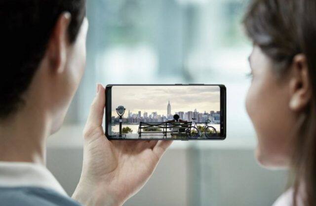  ફોનના સંભવિત સ્પેસિફિકેશન્સમાં 12 મેગાપિક્સલ કેમેરા, ફાસ્ટર, હાઈ એન્ડ પ્રોસેસર અને કિનારા સુધી સ્ક્રીન હશે. તેની ફ્રન્ટ સ્ક્રીન એકદમ ફ્લેટ હશે, જે તેની પરંપરાગત કર્વ્ડ ડિસ્પ્લેથી અલગ હશે.