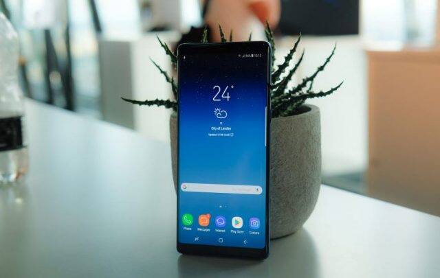 બેક પેનલની ડિઝાઇનમાં ફેરફાર કરવામાં આવી શકે છે. ફોનની ડાબી બાજુએ ફિંગરપ્રિન્ટ રીડરને બદલે ડ્યુઅલ-લેન્સ કેમરા હોઈ શકે છે. કંપનીનો ફ્લેગશિપ ફોન ગેલેક્સી S9 બે મહિના પહેલાં જ મોબાઇલ વર્લ્ડ કોંગ્રેસમાં પ્રદર્શિત કરવામાં આવ્યો હતો.