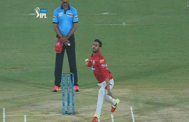 સોશિયલ મીડિયા પર લોકોએ મનોજ તિવારીની એક્શનની તુલના શ્રીલંકાના ઝડપી બોલર લસિથ મલિંગા સાથે કરી નાખી. કોમેન્ટેટર્સ પણ મનોજ તિવારીની બોલિંગ એક્શનની મજાક ઉડાવતા જોવા મળ્યા. કિંગ્સ ઈલેવન પંજાબના કેપ્ટન અશ્વિને ઈનિંગની 8મી ઓવર મનોજ તિવારીને સોંપી હતી. જોકે મનોજ તિવારી પાસેથી બોલિંગની ઉમ્મીદ ઘણા ઓછા લોકોએ કરી હશે.