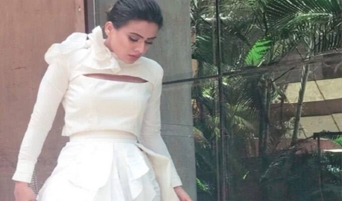 નિયાએ એમ પણ કહ્યું હતું કે તે સીરીઝ વિશે નર્વસ નથી કારણ કે તે ખુશ છે કે તેને આટલું પ્રોત્સાહન મળી રહ્યું છે. નિઆના કપડા તેના નજીકના મિત્ર શાહિદ આમિરે તેના માટે ખાસ તૈયાર કરાવ્યો હતો.