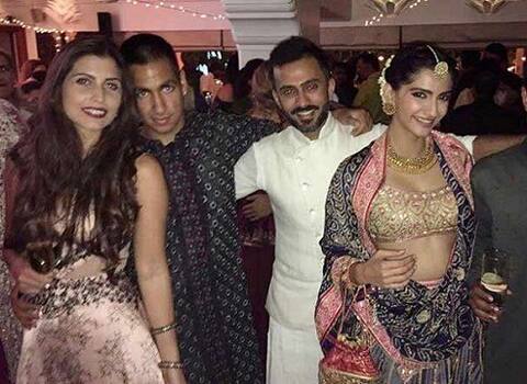 Pics: સોનમ કપૂરના લગ્નની તૈયારીઓ શરૂ, દુલ્હનની જેમ સજાયો ભવ્ય બંગલો Pics: સોનમ કપૂરના લગ્નની તૈયારીઓ શરૂ, દુલ્હનની જેમ સજાયો ભવ્ય બંગલો