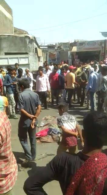 આ અંગેની વિગતો એવી છે કે, સરધાર પાસે ટ્રક ચાલકે સ્ટિયરિંગ પરથી કાબૂ ગુમાવતાં આ અકસ્માત સર્જાયો હતો. બેફામ સ્પીડે જતાં ટ્રકે ઇકો કાર, રીક્ષા અને બે બાઇકને અડફેટે લીધા હતા. આ અકસ્માતમાં ત્રણ લોકોના ઘટનાસ્થળે જ મોત થયા હતા. 