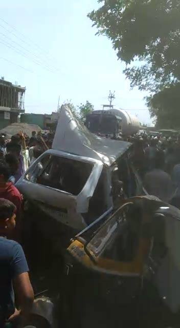 આ અકસ્માતને કારણે છેલ્લા એક કલાકથી રસ્તા પર ચક્કાજામ થઈ ગયો છે. ઘાયલોને 108 દ્વારા સારવાર માટે નજીકની હોસ્પિટલમાં ખસેડવામાં આવ્યા છે. ત્રણથી ચાર લોકો ઘાયલ થયાના સમાચાર છે. ઘટનાને પગલે લોકોના ટોળા ઉમટી પડ્યા હતા અને પોલીસ કાફલો પણ દોડી આવ્યો હતો. પોલીસે મૃતકોની ઓળખ મેળવવા તજવીજ હાથ ધરી હતી. અકસ્માત એટલો ગંભીર હતો કે રસ્તા ઉપર લોહીના ખાબોચિયા ભરાઈ ગયા હતા.