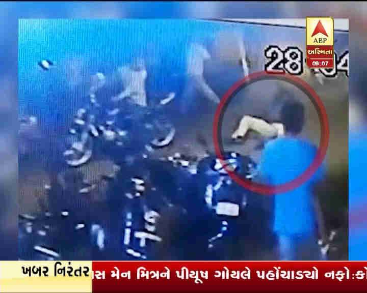  મોડી રાત્રીન પોલીસે ચકાસેલા સીસીટીવી કેમેરામાં બંને હત્યારાઓનું પગેરૂં મળ્યું છે જેના પગલે પોલીસ તપાસમાં લાગી છે.પોલીસની આ અંગે અલગ અલગ ટીમો પણ બનાવામાં આવી છે. આ પ્રકરણ ભડકો કરે તે પહેલાં જ તેને ડામી અને આરોપીઓને પકડી કેસ ઉકેલી નાંખવામાં પોલીસ લાગી ગઇ છે.