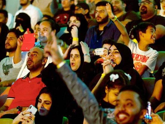  WWE મેચ દરમિયાન દર્શક તરીકે મહિલા અને પુરુષ બન્ને આવ્યા હતા, પણ ફાઇટમાં કોઇપણ મહિલા રેસલરને ભાગ લેવાની પરવાનગી ન હતી. 