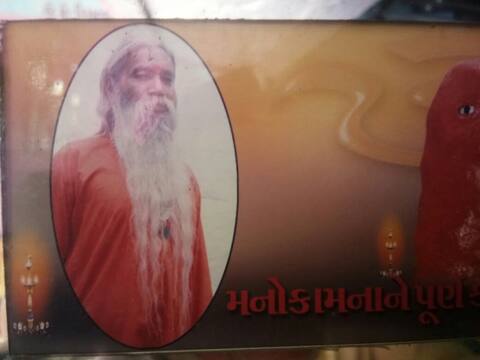 જૂનાગઢના બિલખા નજીક મહંતની તિક્ષ્ણ હથિયારના ઘા મારી હત્યા, પોલીસે શરૂ કરી તપાસ જૂનાગઢના બિલખા નજીક મહંતની તિક્ષ્ણ હથિયારના ઘા મારી હત્યા, પોલીસે શરૂ કરી તપાસ