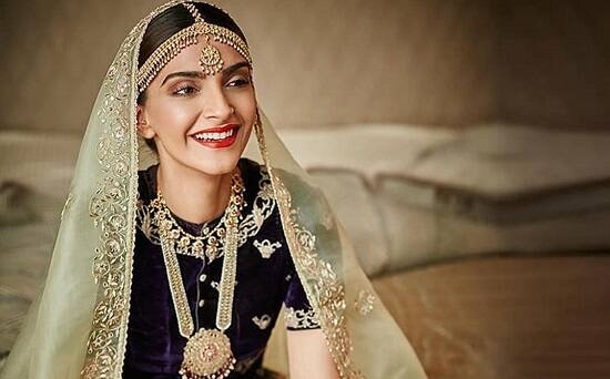 આવામાં અમે 19મા આઇફા સમારોહ સાથે જોડાયેલી એક પ્રેસ કૉન્ફરન્સમાં આ વિશે અમને અનિલ કપૂરને સવાલ પુછવાનો મોકો મળ્યો, પુત્રી સોનમ કપૂરના લગ્નના સવાલ પર અનિલ કપૂરે કહ્યું, 