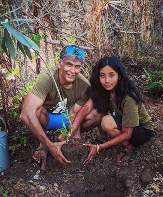 લગ્ન બાદ પોતાની લાફઇની શરૂઆત આ રીતે કરવી ખરેખર કાબિલેતારીફ છે. મિલિંદ એક ફિટનેસ ફિક્ર છે. તે સારી રીતે સમજે છે કે સારા સ્વાસ્થ્ય માટે આસપાસનું વાતાવરણ પણ શુદ્ધ હોવું જરૂરી છે. જેના માટે વધુમાં વધુ વૃક્ષો હોવા જરૂરી છે. 