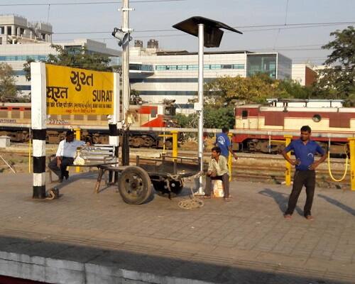 અનાસ મિર્ઝા નીચે પટકાતાં બીજી ટ્રેનની અડફેટે આવી ગઈ હતી અને ઘટનાસ્થળે જ મોતને ભેટ્યો હતો. ઉલેખનીય છે કે ગયા વર્ષે ઓક્ટોબર મહિનામાં આવા જ પ્રકારની લૂંટના કારણે એક યુવકને મોતને ભેટવું પડ્યું હતું.