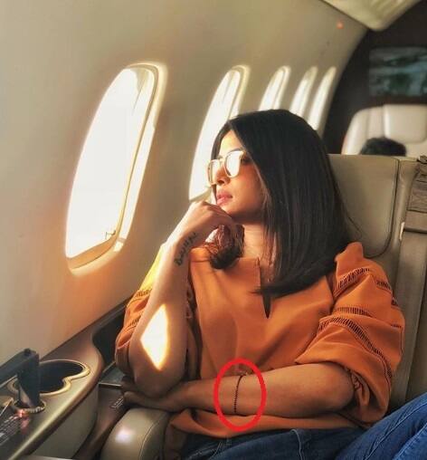 આ તસવીર તે દરમિયાનની છે જ્યારે પ્રિયંકા ફ્લાઈટમાં આસામ જઈ રહી હતી. તેણે હાથમાં કશું પહેર્યું હતું. જે મંગળસૂત્ર જેવું લાગી રહ્યું હતું.