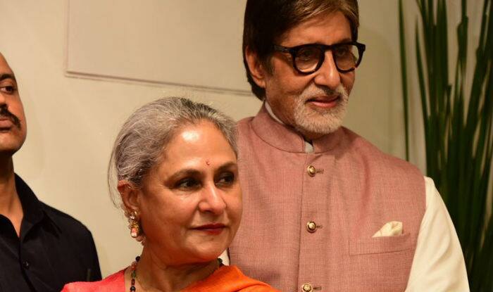 જયા બચ્ચને કહ્યું કે, તે ત્યાં જ હોય છે, પરંતુ ઘરના લોકોને લાગે છે કે તે ત્યાં છે જ નહીં. એશ્વર્યા જાતે જ આરાધ્યાને નવડાવે છે અને ડ્રેસઅપ કરે છે. ખાવાનું પણ ખવડાવે છે અને ભણાવે છે. સપા સાંસદે કહ્યું કે, તે આ કાર્યોમાં મદદ કરે છે પણ ખૂબ જ ઓછી. જયા બચ્ચને કહ્યું કે, તેમની દીકરી પણ આવું જ કરે છે. નવા યુગની માતાઓ, પહેલાની માતાઓ કરતા વધારે સારી અને કેરિંગ હોય છે.