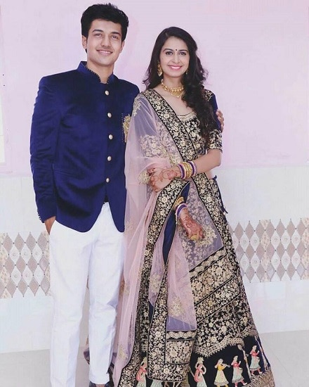 અમદાવાદ: ‘ચાર ચાર બંગડીવાળી ગાડી લાવી દઉં’ સોંગથી ફેમસ થયેલ કિંજલ દવેએ ચૂપકેથી સગાઈ કરી લીધી હતી. કિંજલ દવેએ પવન જોષી સાથે સગાઈ કરી લીધી છે. જેની તસવીરો સોશિયલ મીડિયામાં વાયરલ થઈ હતી. કિંજલ દવે અને પવનની સગાઈ સામાજીક રીત-રિવાજો પ્રમાણે કરવામાં આવી હતી. આ સગાઈ પોતાના વતનમાં કરવામાં આવી હતી. થોડા દિવસ પહેલાં જ પરિવાર સાથે કિંજલ સગાઈ માટે ખરીદી પણ કરી રહી હતી.