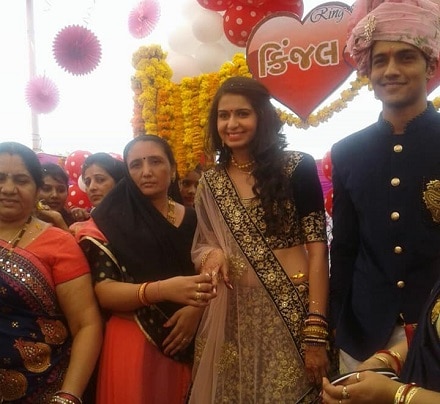 કિંજલ દવેએ તાજેતરમાં તેના બાળપણના મિત્ર અને મનીષ જોષીના પુત્ર પવન જોષી સાથે સગાઈ કરી છે. કિંજલ દવે પોતાના મધૂર કંઠ અને અદાથી ગુજરાત ભરમાં જાણીતી છે. કિંજલ દવેનો પરિવાર મૂળ ઉત્તર ગુજરાતનો રહેવાસી છે પણ ઘણાં વર્ષોથી વ્યવસાય અર્થે અમદાવાદ આવેલો પરિવાર અહીં જ રહે છે.