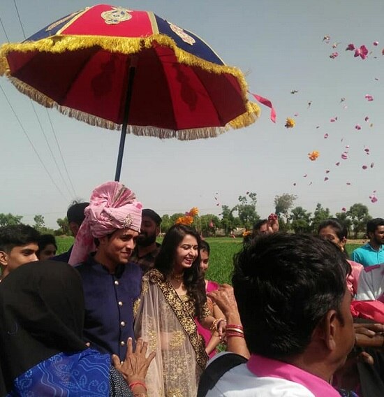 કિંજલે સગાઈ પહેલા અમદાવાદમાં પરિવાર સાથે શોપિંગ કરી હતી જેની તસવીરો પણ સોશિયલ મીડિયામાં વાયરલ થઈ હતી. જોકે કિંજલ તેની સગાઈની તૈયારી કરી રહી હતી.