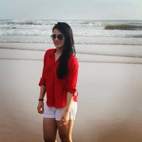 રાધિકા પોતાના અંગત જીવન વિશે વધુ વાત નથી કરતી. મીડિયા રિપોર્ટ્સની જાણકારી મુજબ રાધિકા ઈશાન આર્યાને ડેટ કરી રહી છે. 