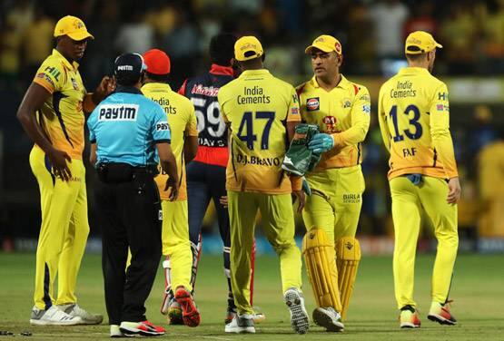 કૉમેન્ટેટર્સે જણાવ્યું કે, ધોની આજકાલ સતત જીમમાં પરસેવો પાડી રહ્યો છે. તે દરરોજ 3 કલાકથી વધુ જીમમાં સમય વિતાવે છે. આ કારણ છે કે એકવાર ફરી ધોની લાંબા છગ્ગા લગાવી રહ્યો છે. સોમવારે પણ તેને આ આઇપીએલનો બીજો સૌથી લાંબો છગ્ગો ફટકાર્યો હતો.