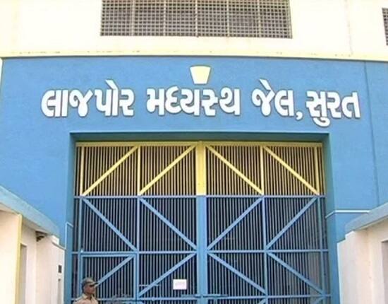 આ દરમિયાન લીંબડી ડીવાયએસપી પ્રદીપ સિંહ જાડેજાના માર્ગદર્શન હેઠલ પોલીસે મહિલાને વધુ સારવાર માટે રાજકોટની સિવિલ હોસ્પિટલમાં ખસેડી હતી. આ મહિલાને કોઈએ ટ્રેનમાંથી ફેંકી દીધી હશે કે પડી ગઈ હશે આ અંગે પોલીસે તપાસ શરૂ કરી હતી.