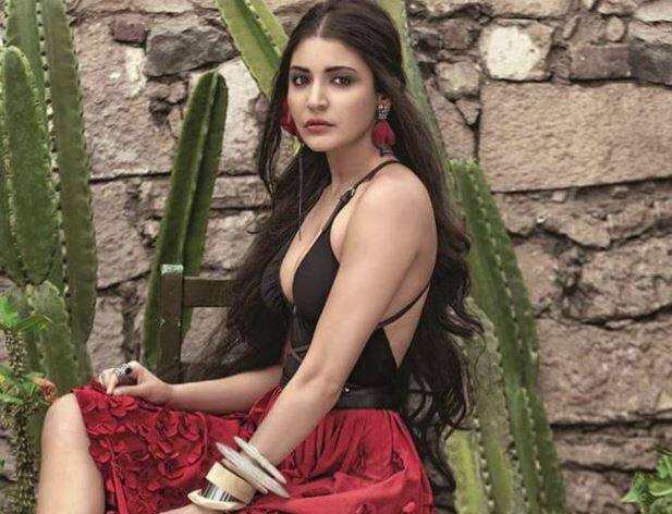 મુંબઈઃ બોલિવૂડ એક્ટ્રેસ અનુષ્કા શર્મા આજે 30 વર્ષની થઇ ગઇ છે. વિરાટ કોહલી સાથે મેરેજ કર્યા તે પહેલા તના જીવનમાં અડધો ડઝન પુરુષો આવ્યા હતા. જેના કારણે ઘણા લોકોએ તેને લવ અફેર્સ ક્વીનનું બિરુદ પણ આપ્યું હતું. આ લિસ્ટમાં એક નામ એવું પણ છે જે અંગે જાણીને તમે ચોંકી જશો. કારણકે તે પણ એક જાણીતો ક્રિકેટર છે. 