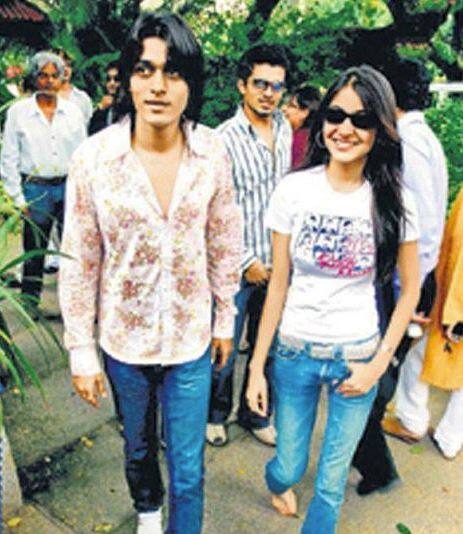 જોએબ યુસૂફઃ રેમ્પ મોડલની દુનિયામાં જોએબ યુસૂફ જાણીતું નામ છે. આ બંનેની મુલાકાત બેંગ્લુરુમાં એક ફેશન શો દરમિયાન થઈ હતી. આ સમયે અનષ્કા મોડલિંગમાં કરિયર બનાવી રહી હતી. પરંતુ બોલિવૂડમાં બ્રેક મળતાં જ તેણે જોએબ સાથે છેડો ફાડી દીધો. 