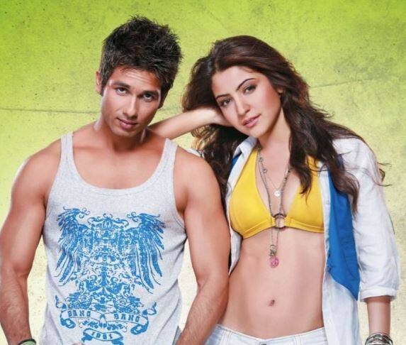 શાહિદ કપૂરઃ ‘બદમાશ કંપની’માં શાહિદ કપૂર સાથે કામ કર્યા બાદ તેનું નામ આ ચોકેલેટી હીરો સાથે જોડાયું હતું. આ સમયે શાહિદ કપૂરનું કરીના સાથે બ્રેકઅપ થઈ ગયું હતું. એક સાથે કામ કરવાના કારણે શાહિદ અને અનુષ્કા નજીક આવી ગયા. આ વાતનો ખુલાસો ફિલ્મ ‘મેરે બ્રધર કી દુલ્હન’માં થયો. જયાં બંનેને નજીક જોવામાં આવ્યા હતા.  