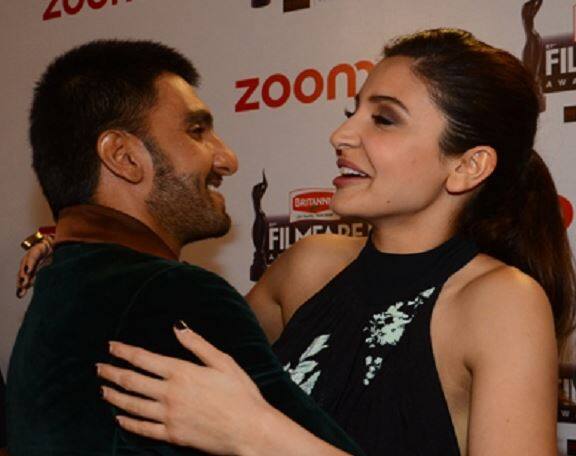 રણવીર સિંહઃ ‘બેંડ બાજા બારાત’ માં રણીવર સિંહ સાથે કામ કર્યું ત્યાં સુધીમાં અનુષ્કા બોલિવૂડમાં તેની ઓળખ બનાવી ચૂકી હતી. આ ફિલ્મ રણવીરની ડેબ્યૂ ફિલ્મ હતી. ફિલ્મમાં બંને વચ્ચે શૂટ થયેલા ઇન્ટીમેટ સીનની ઘણી ચર્ચા થઈ હતી. બંનેના રોમાંસના અહેવાલ પણ મીડિયામાં આવવા લાગ્યા હતા. ધીમે ધીમે બંનેના સંબંધ વણસવા લાગ્યા અને બ્રેકઅપ થઈ ગયું.