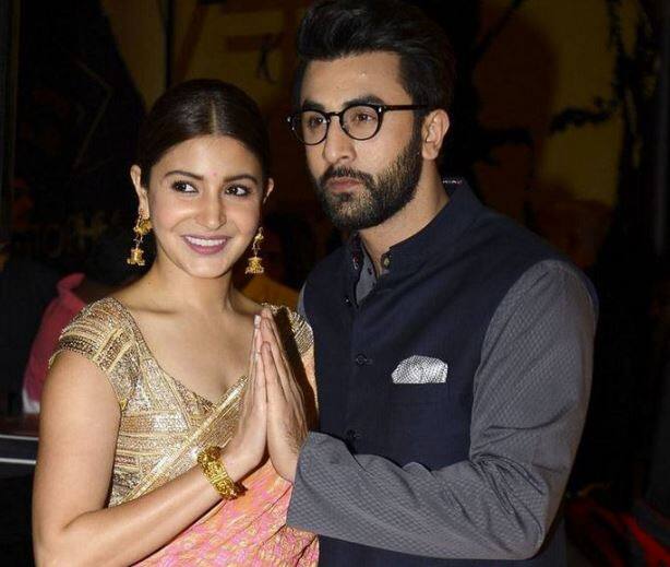 રણબીર કપૂરઃ રણવીર સિંહ બાદ રણબીર કપૂર સાથે અનુષ્કાનું નામ જોડાયેલું હતું. કરણ જોહરની પાર્ટીમાં બંનેની મુલાકાત  થયા બાદ નજીક આવ્યા હતા. જે સમયે તેઓ અનેક પાર્ટીમાં સાથે જોવા મળ્યા હતા. પરંતુ ધીમે ધીમે તેમની વચ્ચે અંતર વધી ગયું. 