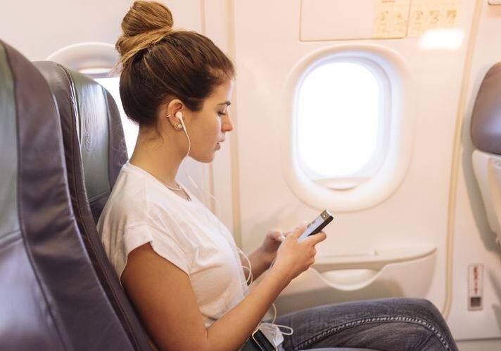 નવી દિલ્હીઃ ટેલિકોમ કમીશન દ્વારા ઘરેલુ અને આંતરરાષ્ટ્રીય ફ્લાઇટ્સમાં મોબાઇલ ફોન કોલ્સ અને ઇન્ટરનેટના વપરાશના પ્રસ્તાવને મંજૂરી આપી દેવામાં આવી છે. જોકે, આ સર્વિસ કેટલીક શરતોની સાથે મળશે. આજે કમીશનની મળેલી મીટિંગમાં આ મંજૂરી આપવામાં આવી હતી.