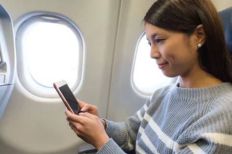 ખાસ ટેકનોલોજી મોબાઇલ કમ્યુનિકેશન સર્વિસ ઓન બોર્ડ એરક્રાફ્ટની સુવિધાથી હવે પ્લેનમાં મોબાઇલથી ફોન કરવો કે ઇન્ટરનેટનો ઉપયોગ કરવો સરળ બની જશે. આ સુવિધા આવ્યા બાદ વિશ્વની 30 અગ્રણી એરલાઇન્સ કંપનીઓ વિમાનમાં કોલ અને નેટની સુવિધા આપે છે. પ્લેનમાં મોબાઇલ ફોન નેટવર્ક એક પોર્ટેબલ ટાવરની મદદથી ચાલી શકે છે. આ મશીન ટેલિકોમ કંપનીઓની મદદથી એરલાઇન્સ કંપનીઓ લગાવી શકે છે.