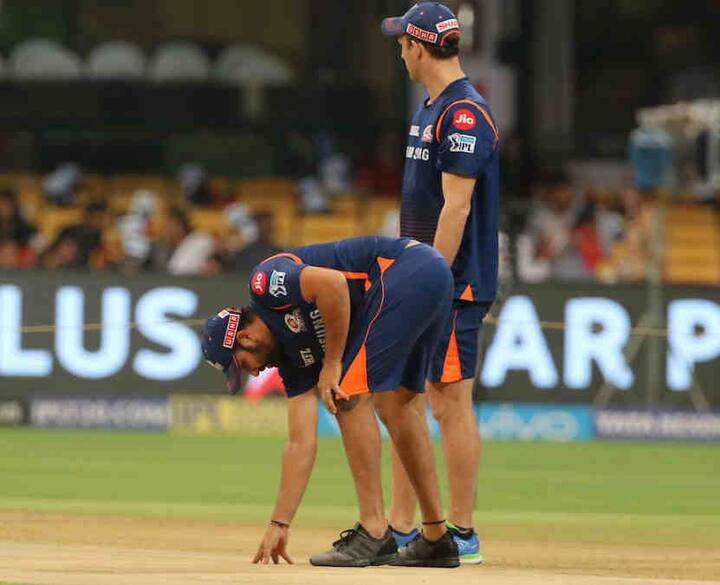 મેચ શરૂ થવા પહેલા પીચનું નિરીક્ષણ કરતો મુંબઈ ઈન્ડિયન્સનો કેપ્ટન રોહિત શર્મા