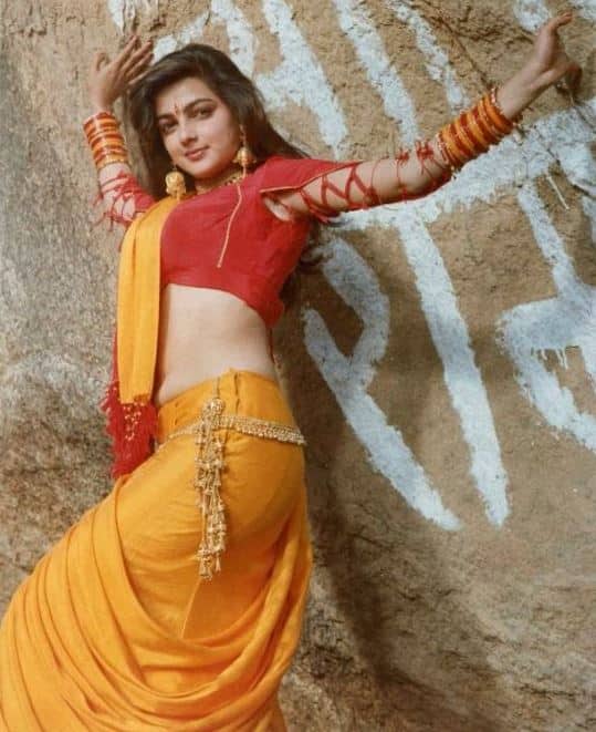 પોલીસે કુલકર્ણી અને એક બેંક મેનેજર વચ્ચે ચૂકવણીને લઈ કરવામાં આવેલા ઇમેલ્સને પણ ચાર્જશીટ સાથે જોડી હતી. કેટલા ઇમેલ્સમાં મોકલનારે ઇમેલની શરૂઆતમાં વિક્કી ગોસ્વામીનું નામ લીધું હતું. તપાસ અધિકારી ભરત શેલ્કેએ કહ્યું કે, તેનાથી સાબિત થાય છે કે ગોસ્વામી આર્થિક બાબતો સંભાળતો હતો અને કુલકર્ણી સાથે વાત કરતો હતો.