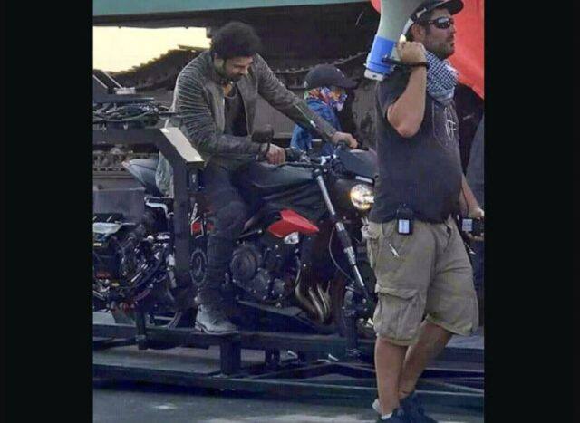 નોંધનીય છે કે દુબઈમાં થઈ રહેલી ફિલ્મના શૂટિંગ દરમિયાન આ ફોટોઝ લીક થયાં હતાં. જેમાં પ્રભાસ બાઈક પર જોવા મળે છે.