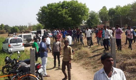 મંગળવારે સવારે નવિનભાઇની પત્ની અલકાબેન ભેંસો દોહવા માટે બોર પર ગયાં, ત્યારે તેમના પતિ લોહીલુહાણ હાલતમાં પડેલા જોઈ તેમણે બૂમાબૂમ કરતાં બાજુના ખેતરમાંથી તેમના દિયર સહિત ગામ અન્ય લોકો દોડી આવ્યા હતા.