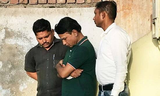 અમદાવાદ: ગાંધીનગરમાં આવેલી ગુજરાત રાજ્ય જમીન વિકાસ નિગમની કચેરીના ભ્રષ્ટ મેનેજિંગ ડિરેક્ટર ડોક્ટર કનૈયાલાલ સુંદરજી દેત્રોજાની ક્રાઈમ બ્રાંચે સાયન્સ સિટી રોડ ઉપર આવેલી સિમ્સ હોસ્પિટલ પાસેથી ઝડપી લેવામાં આવ્યો છે. દેત્રોજા ગાડીમાં સોલા ભાગવત વિદ્યાપીઠ પાસેથી પસાર થવાના હોવાની બાતમીના આધારે ક્રાઈમ બ્રાંચની ટીમ વોચમાં ગોઠવાઈ ગઈ હતી. જેના આધારે તેની ધરપકડ થઈ ગઈ.