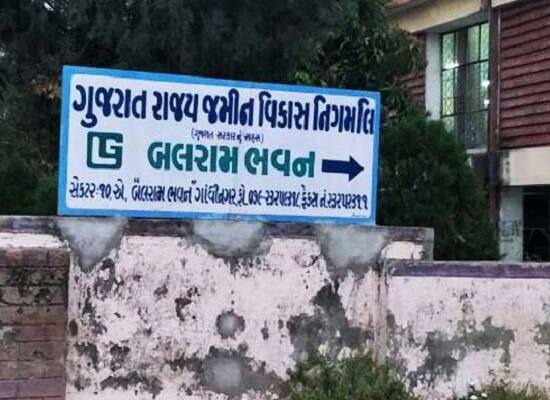 જોકે દેત્રોજા અને તેમના 4 આસિસ્ટન્ટ વિરુદ્ધ એસીબીમાં ગુનો નોંધાયો હોવાથી વધુ તપાસ માટે ક્રાઈમ બ્રાંચે તેમને એસીબીને સોંપી દીધો હતો. ગાંધીનગરમાં આવેલી ગુજરાત રાજ્ય જમીન વિકાસ નિગમની કચેરીમાં ચાલતા ભ્રષ્ટાચાર વિશે મળેલી સંખ્યાબંધ ફરિયાદોના આધારે તારીખ 12 એપ્રિલને ગુરુવારે એસીબીએ દરોડા પાડ્યા હતા.